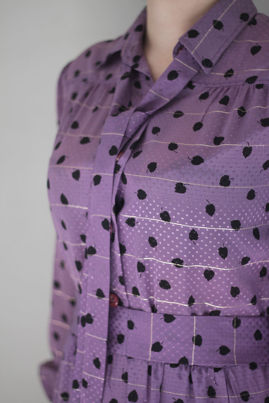 Abito lilla con righe oro in lurex