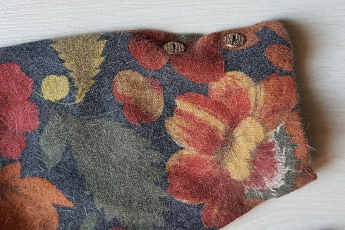 Maglione a fiori marrone