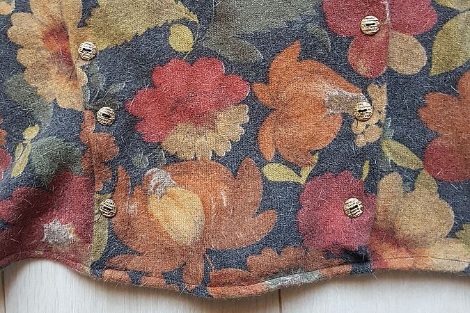 Maglione a fiori marrone